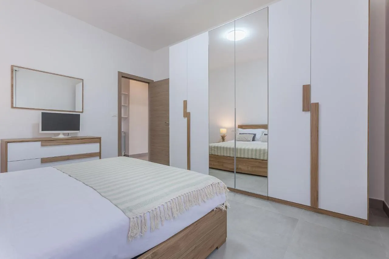 Ferrara Biscay Bay Apartment With Balconies 0*,